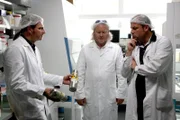 "Soko Donau", "Heartbreaker." Hinter dem Tod eines Mitarbeiters der Atombehörde vermutet das SOKO-Team einen Mord von internationaler Brisanz. Reaktorproben sind verschwunden und es besteht Grund zur Annahme, dass das Land aus dem diese stammen großes Interesse hat, dass diese rasch verschwinden. Aber auch die private Situation des Opfers erweckt das Interesse der Ermittler. Im Bild (v.li.): Stefan Jürgens (Carl Ribarski), Gregor Seberg (Helmuth Nowak), Eckhard Preuss (Dr. Peter Sobotzek).