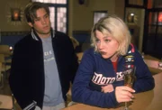 Vicky (Melanie Wichterich) redet sich ein, ihre neu gewonnene "Freiheit" genießen zu können. David (Mario Kristl) kann seine Schwester einfach nicht mehr verstehen.