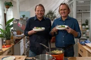 Der Spitzenkoch Frank Buchholz (rechts) hat bei "Einfach und köstlich" frische Pasta mit Hirschragout für seinen Freund Björn Freitag gekocht.