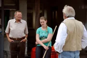 Alois sagt Martin deutlich die Meinung, was er von dessen Verhalten in Bezug auf Mikes Oldtimer-Kauf hält. Von links: Alois, Yvonne Preissinger und Martin Kirchleitner.