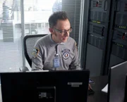 Finch (Michael Emerson) muss herausfinden, wer und wo der mysteriöse Anrufer ist, der mit einer Entführung das Löschen von Notrufen erpressen will.