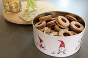 Traditionelles Gebäck im Elsass: In Bischoffsheim backt Elora Weihnachtsplätzchen. Mit einer dünnen Schicht aus Marmelade werden jeweils zwei der Gebäckstücke zusammengehalten.