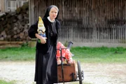 Schwester Agnes (Emanuela von Frankenberg) rettet die Gartenzwerge.