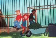 Der Kraftprotz Bengt (l.) und seine Bande bekommen von Pippi (r.) in der Pause auf dem Schulhof eine Lektion erteilt.