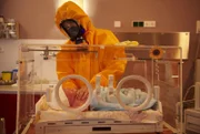 Hebamme Helena (Julia Bremermann) beruhigt das Baby der Patientin, die an Lassafieber erkrankt ist.
