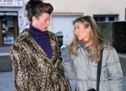 Um endlich das veruntreute Geld der Weigels wiederzubeschaffen, versucht Ute (Isabell Hertel) am hellichten Tag das Koks zu verkaufen (li. Jill Andrees als Passantin).