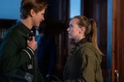 Annika Wagner (Nurit Hirschfeld) spricht mit Moritz Eschenbach (Maximilian Krappatsch).
