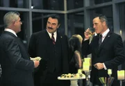 Nicht nur Garret (Gregory Jbara, l.) ist von dem Stadtrat Tommy Macini (Richard Burgi, r.) nicht gerade begeistert. Frank (Tom Selleck, M.) jedoch ist blind, was seinen Freund angeht ...