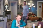 Henry (Maxim Agne) muss sich besorgt fragen, ob er seinem Freund vertrauen kann. Links Nadine (Floriane Eichhorn)