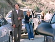 Monk (Tony Shalhoub) und Natalie (Traylor Howard) sitzen im Stau fest. Doch irgendetwas stimmt nicht mit dem Unfall, der den Stau verursacht hat. Monk vermutet schnell ein Mord hinter dem Unfall.