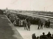 Die "Rampe" 1944 - hier entscheiden SS-Männer, wer sofort in den Tod gehen wird. 80 Prozent der Ankommenden werden diesen Tag nicht überleben.