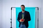 Dr. Claus Lamm (Neuropsychologe) posiert für ein Portrait mit einem Gehirnmodell in der Hand
