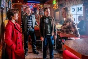 Blutergüsse am Hals des Opfers lassen darauf schließen, dass Dr. Friedrich Sailer mit einem Antriebsring eines Motorrads erdrosselt wurde. Die Kommissare Joe und Ben forschen im Club MC4C nach. Von links: Joe (Katharina Stemberger), Ernst "Pfeiferl" Unterpertinger (Rainer Doppler), Ben (Daniel Gawlowski) und Romana "Kawummsky" Karwinsky (Angelika Niedetzky)