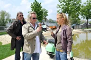 "Soko Donau", "In bester Gesellschaft." Die SOKO trifft bei der Leiche einer jungen Frau auf der Donauinsel ein. Ein Raubüberfall ist sofort ausgeschlossen, da in ihrer Tasche um die 100.000 Euro sind. In der Hand des Opfers findet sich ein, offenbar von einem Kleidungsstück abgerissener, Knopf mit einem eingravierten Wappen. Penny macht sich sofort an die Arbeit und wird fündig: Das Wappen zeigt ein Buch und eine Krone und führt zu einem traditionsreichen Eliteinternat für Burschen und in eine Welt, wo man glaubt, mit Geld alles regeln zu können. Im Bild (v.li.): Stefan Jürgens (Carl Ribarski), Gregor Seberg (Helmuth Nowak), Lilian Klebow (Penny Lanz).