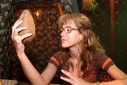 Lisa - allein und frustriert in der Tiki Bar: David hat sie versetzt ...