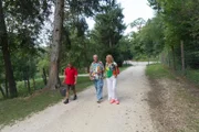 Wolfgang Fierek (m.) und Lilian Klebow mit Tierparkleiter Christopher Göls spazieren