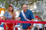 L-R: Gloria Delgado-Pritchett (Sofía Vergara) and Jay Pritchett (Ed O'Neill)