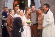 Zu Tills (Ben Ruedinger) und Utes (Isabell Hertel) Verblüffung stehen ihnen plötzlich Margot (Christiane Maybach), Wolfgang (Holger Franke), Irene(Petra Blossey), Paco (Milos Vukovic) und Anna (Janis Rattenni) gegenüber.