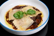 Kürbis-Ravioli mit Hirschragout von Frank Buchholz.