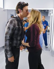 Sind glücklich miteinander und freuen sich auf ihr Baby: J.D. (Zach Braff, l.) und Elliot (Sarah Chalke, r.) ...