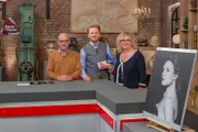 v.li.: Mario Hämmerle, Willi Gabalier und Verkäuferin Andrea Taam mit dem Objekt "Pirelli Kalender" während ServusTV´s "Bares für Rares Österreich" im "Bares für Rares Österreich Studio" in Wien Floridsdorf, Österreich.