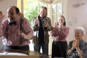 Helmuth Nowaks Oma weilt seit kurzem im Altersheim. Ärger mit einer Pflegerin veranlasst sie, diese zu beobachten. Als sie nächstens eine Konfrontation zwischen der Pflegerin und einer Heiminsassin mitbekommt und diese morgens tot aufgefunden wird, verständigt sie Helmuth und der mobilisiert das Ermittlerteam der SOKO. Im Bild: Manfred Schmid, Gregor Seberg und Maria Urban.
