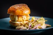 Seelachsburger "Bremer" mit Artischockensalat von Björn Freitag.