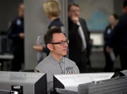 Finch (Michael Emerson) arbeitet undercover in einer Notrufzentrale.