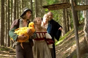 Noch ist der Weg zum Schloss weit für den Dummling (Jeremy Mockridge), die Goldene Gans, die Wirtstöchter Liesel (Anna Böttcher) und Lotte (Teresa Weißbach) und den Pfarrer (Hilmar Eichhorn).
