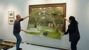 Tim Ernst vergleicht die Reproduktion, die ihm als Vorlage dient mit dem Originalwerk „die Rasenbleiche“ von Max Liebermann.