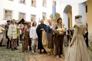 Mit solchen Gästen - Dummling: Jeremy Mockridge; Liesel: Anna Böttcher; Lotte: Teresa Weißbach; Pfarrer: Hilmar Eichhorn; Prinz Amandus: Arndt Schwerin-Sohnrey; Räubersohn: Edin Hasanovic; Räubervater: Thorsten Merten) - hat Prinzessin Luise (Jella Haase) nicht gerechnet.