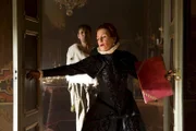 Edeltraut (Ulrike Krumbiegel) regelt die Geschäfte für den schwermütigen König (Ingo Naujoks).