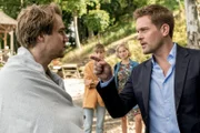 Paul sagt seinem kleinen Bruder Jan deutlich seine Meinung. Stine und Nelli beobachten die Auseinandersetzung.
