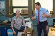 Dot Yasuda (Brenda Kamino, l.) und Harley Carter (Jerry OConnell, r.)