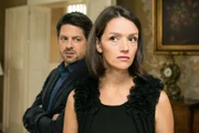 Jenny (Kaja Schmidt-Tychsen) erkennt, dass sie in ernsthaften Schwierigkeiten steckt, als Vincent (Daniel Buder) ihr einen offenbar gekauften Zeugen präsentiert.