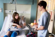 Toni (Ivo Kortlang) bringt Patientin Valerie (Amber Bongard) das Essen und ist über ihr komisches Verhalten sehr irritiert.