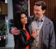Jen (Jenna Dewan Tatum, l.); Lowell (Matt Cook, r.)