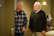 Als Adam (Matt LeBlanc, l.) es endlich schafft, seinen dickköpfigen Vater (Stacy Keach, r.) davon zu überzeugen zum Arzt zu gehen, muss er einsehen, dass es einige Details gibt, die sein Vater ihm nicht unbedingt erzählen möchte - und das aus gutem Grund ...