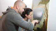 Tim Ernst und Anna Bungenberg bei der Anfertigung der Kopie des Meisterwerkes „Kreidefelsen auf Rügen“ von Caspar David Friedrich.
