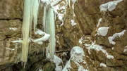 Im Winter verwandelt sich die im Sommer rauschende Breitachklamm bei Oberstdorf in eine zu Eis erstarrte Winterwelt.