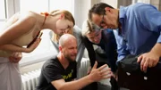 Tim Ernst, Alexander Höller, Bianca Berding schauen sich mit Model und Fotograf das nachgestellte Foto an, was Tim bei der Herstellung der Kopie zur Vorlage dienen soll.
