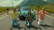 Tschugger Staffel 4 Regie: David Constantin, Johannes Bachmann Drehbuch: David Constantin, Johannes Bachmann, Jelena Vujović, Fiona Schreier, Pascal Glatz, Christian Wehrlin  Produktion: Shining Film AG  Folge 4  Hauptbild 1 Ende der Fahrt: David Constantin als Bax, Lena Furrer als Regina, Dragan Vujic als Pirmin
