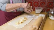 Apfelstrudel aus Schmerteig.