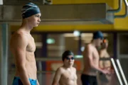 Jonas (Damian Hardung) möchte einem Schwimmverein beitreten.