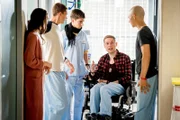 Emma (Luise Befort), Jonas (Damian Hardung, 2.v.l.), Toni (Ivo Kortlang) und Leo (Tim Oliver Schultz, r.) wollen Ruben (Dominik Buch, 2.v.r.) helfen, der von anderen Patienten auf seiner Station in eine unschöne Situation gebracht wurde.