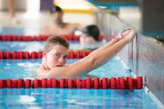 Jonas trainiert regelmäßig, aber ist mit seiner Schwimmleistung nicht zufrieden.