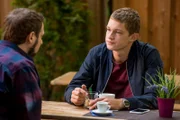 Sebastian (Jens Kip) trifft sich mit Jonas (Damien Hardung, r.) zum Kaffee trinken.
