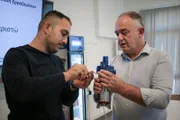 Ausbilder Panagiotis Avramidis (re.) bildet Anlagentechniker Tassos Tsakpinakis (li.) in der Molkerei Mevgal fort.