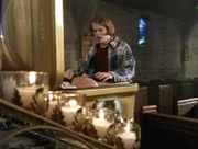 Adam (Eric Christian Olsen) kann es nicht glauben. Der Tote im Sarg sieht genauso aus wie der Mann, der ihn besucht hat...