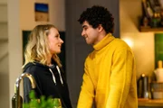 Mia Kunze (Antonia Döring, l.), Nikos Paradigis (Moayad Alsahli, r.)